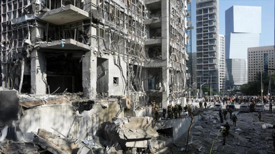Rescatistas y personal militar inspeccionan el lugar tras un ataque con misiles iraníes en Ramat Gan, en los territorios ocupados palestinos, junio de 2025. (Foto: AP)