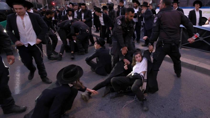 La policía israelí reprime una concentración de protesta de los judíos ultraortodoxos.