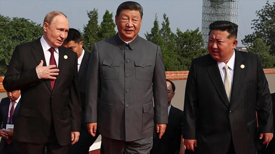 Presidente chino, Xi Jinping (centro), su par ruso Vladímir Putin (izda.), y líder norcoreano, Kim Jong-un, Pekín, 3 de septiembre de 2025. (Foto: AFP)