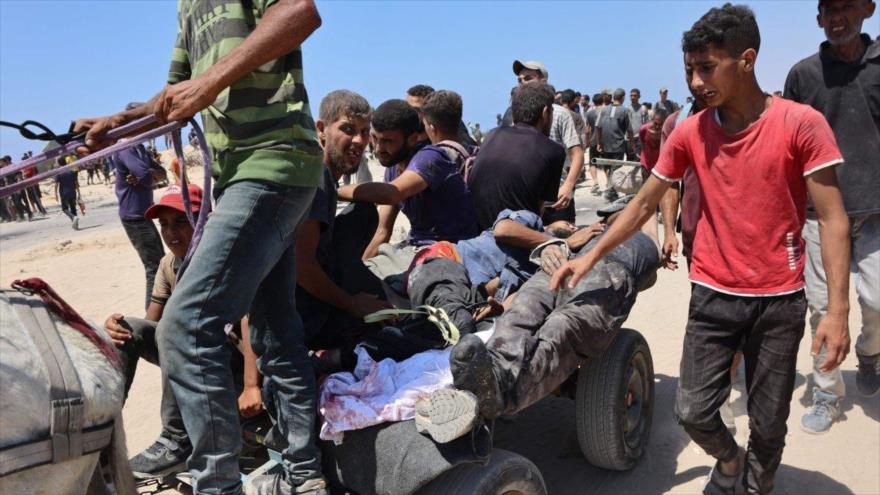 Un grupo de personas transporta a hombres heridos tras un ataque israelí contra los que buscaban ayuda en Gaza, 22 de junio de 2025. (Foto: AFP)