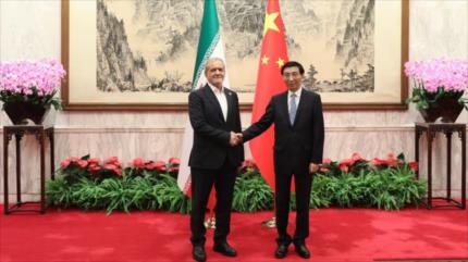 Pezeshkian insiste en resistencia Irán-China contra la intimidación