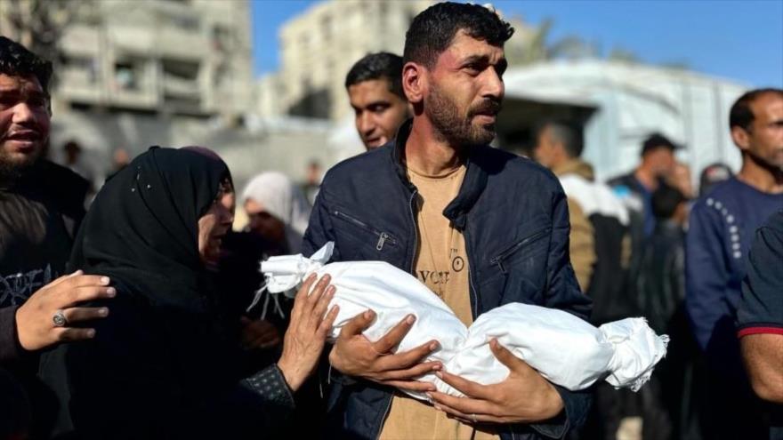 Familiares de palestinos que perdieron la vida tras el ataque israelí lloran mientras reciben los cuerpos en Jan Yunis, Gaza, 3 de mayo de 2025.