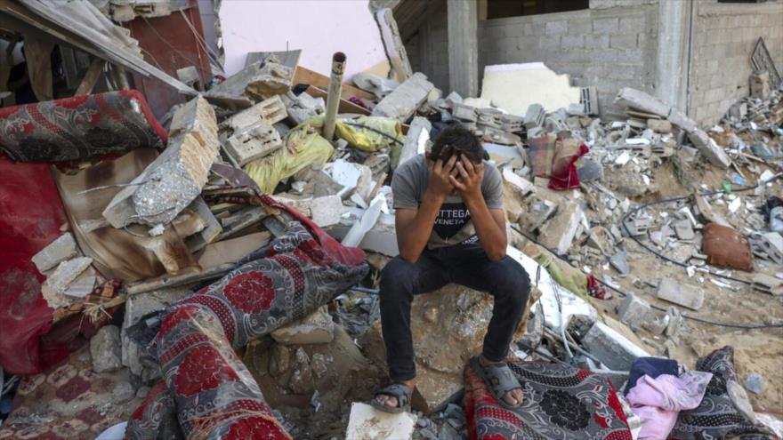 Un joven palestino reacciona sentado sobre los escombros de una casa destruida tras un ataque militar israelí contra el campo de refugiados de Rafah, en el sur de la Franja de Gaza. (Foto: AFP)
