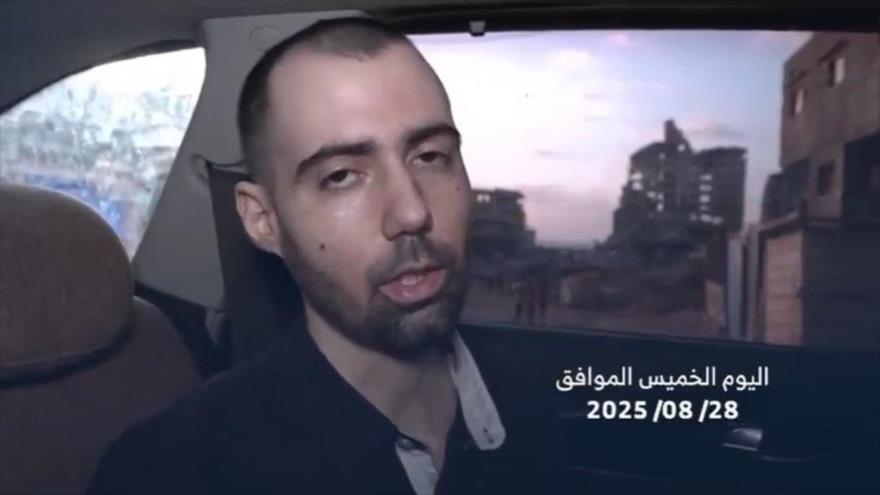 El retenido israelí, Guy Gilboa-Dalal, durante un recorrido en la Franja de Gaza. 