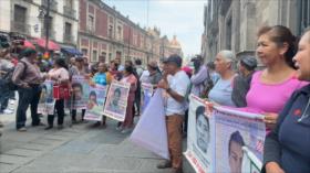 Los padres de los 43 normalistas desaparecidos se reúnen con Sheinbaum 