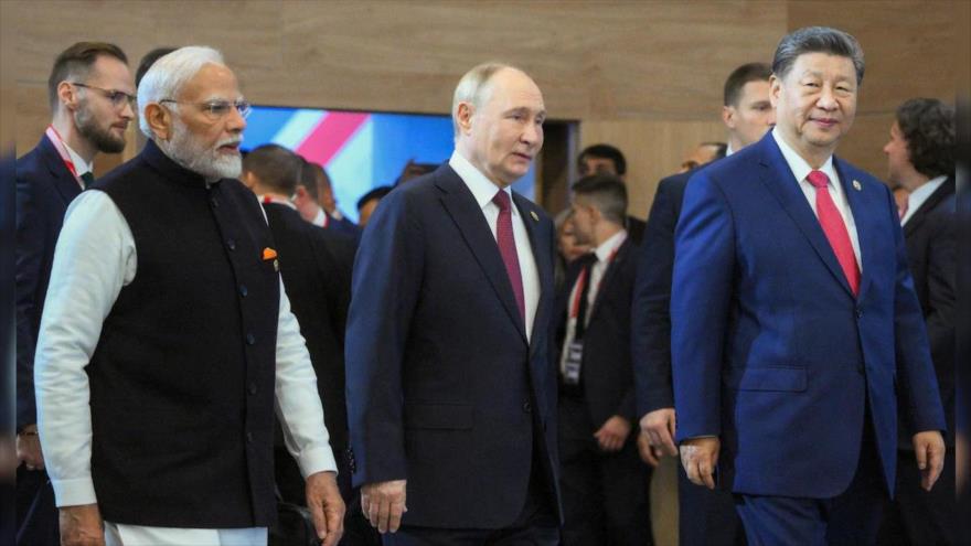 El presidente de China, Xi Jinping, junto a sus homólogos de Rusia y la India, Vladímir Putin y Narendra Modi, durante la cumbre del bloque de Shanghái, 1 de septiembre de 2025.