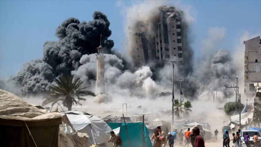 Israel derriba un rascacielos en Gaza junto a un campamento de refugiados en un ataque aéreo, 5 de septiembre de 2025.