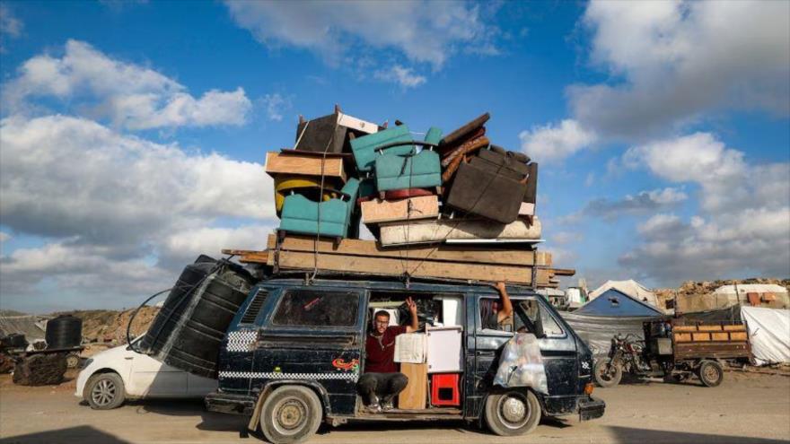 Palestinos viajan en un microbús con sus muebles y pertenencias mientras evacuan la ciudad de Gaza hacia el sur. (Foto: Getty Images)