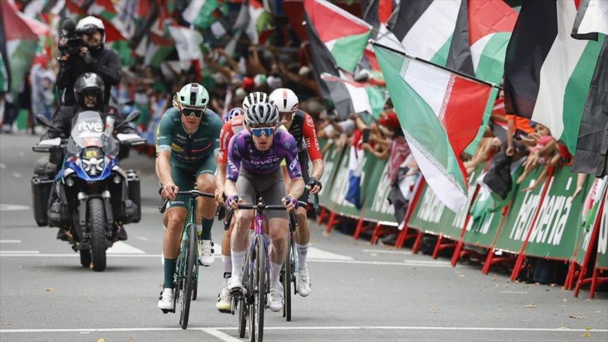 Manifestantes propalestinos en España denuncian presencia del equipo israelí en la carrera La Vuelta ciclista, septiembre de 2025. (Foto: EFE)