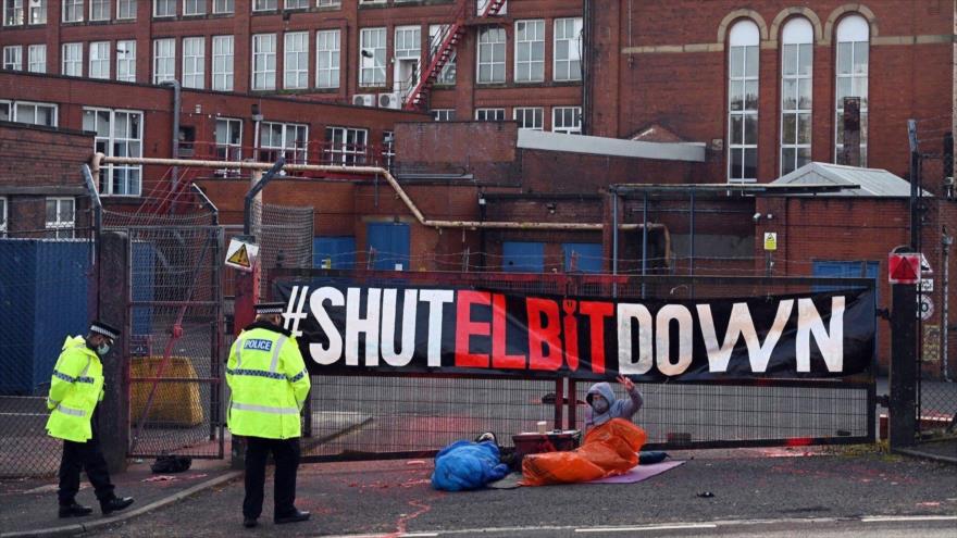 Los manifestantes pro Palestina se reclinan ante la entrada de Elbit Systems UK en Bristol en apoyo a Gaza. 