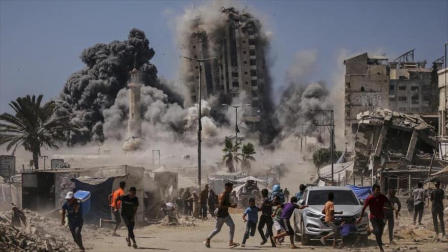Palestinos corren para ponerse a salvo durante un ataque aéreo israelí contra un edificio en Gaza, 5 de septiembre de 2025. (Foto: AP)