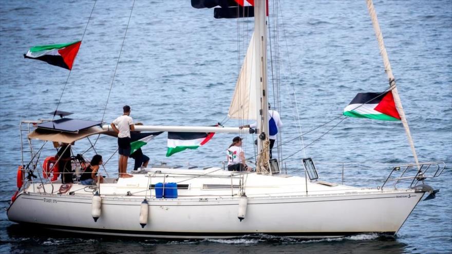 Banderas palestinas hondean en una de las pequeñas embarcaciones pertenecientes a la Flotilla Global Sumud.