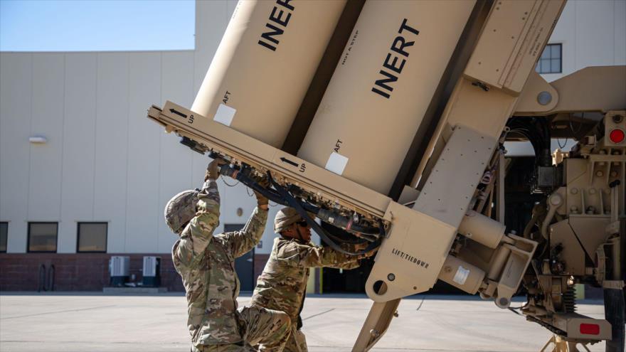 Fuerzas estadounidenses supervisan misiles interceptores THAAD.