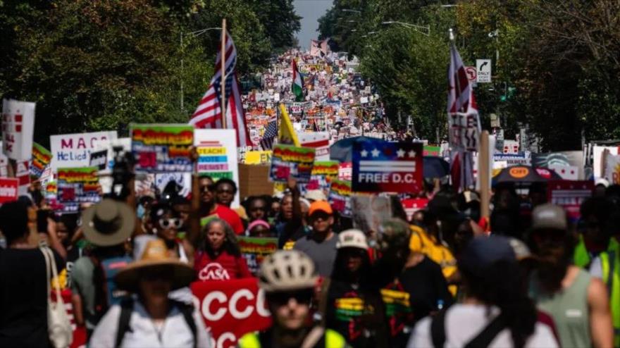 Manifestantes marchan desde Meridian Hill Park hasta Freedom Plaza en una protesta contra la militarización de Washington D.C., 6 de septiembre de 2025.