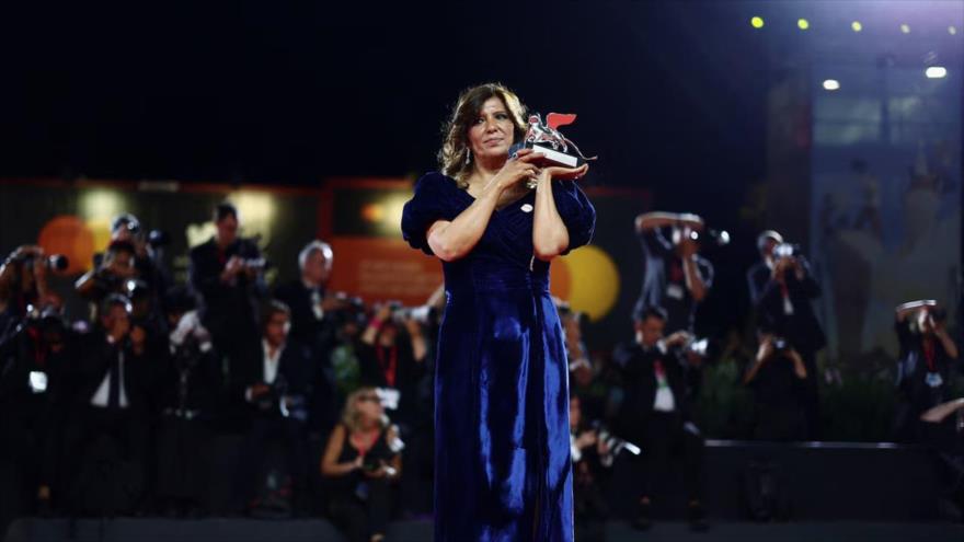 La directora Kaouther Ben Hania exhibe el prestigioso premio León de Plata que recibe La voz de Hind Rajab en Venecia, 6 de septiembre de 2025.