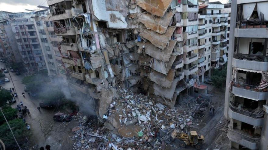 Excavadoras retiran los escombros de un edificio en Dahiya, un suburbio del sur de Beirut, después de que fuera alcanzado por un ataque de Israel, 24 de noviembre de 2024.