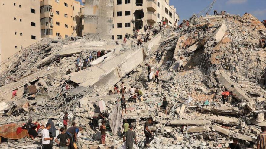 Palestinos inspeccionan el lugar de un ataque aéreo israelí que destruyó un edificio residencial en la ciudad de Gaza el 6 de septiembre de 2025. (Foto: Reuters)
