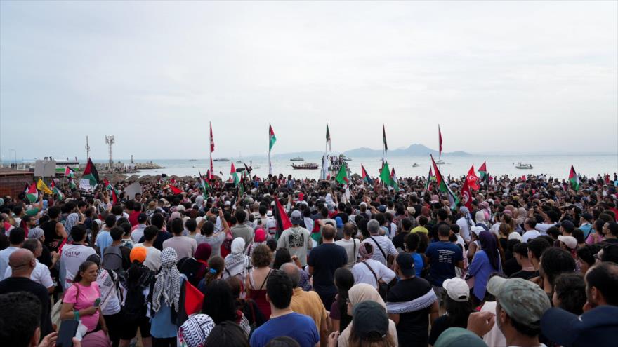 Los tunecinos dan la bienvenida a la Flotilla Global Sumad en el puerto de Sidi Bou Said, Tunesia, 7 de septiembre de 2025. (Foto: X)