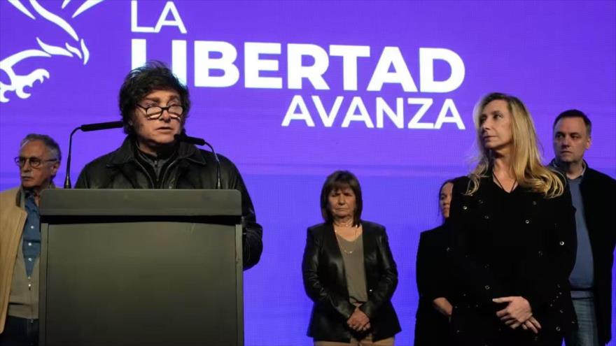 El presidente argentino Javier Milei y su hermana, tras el cierre de las urnas para las legislativas provinciales en La Plata, 7 de septiembre de 2025.
