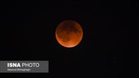 Fotos: luna de sangre ilumina el cielo de Teherán