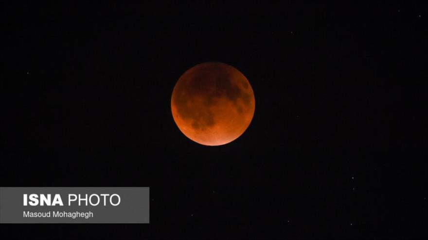 Fotos: luna de sangre ilumina el cielo de Teherán