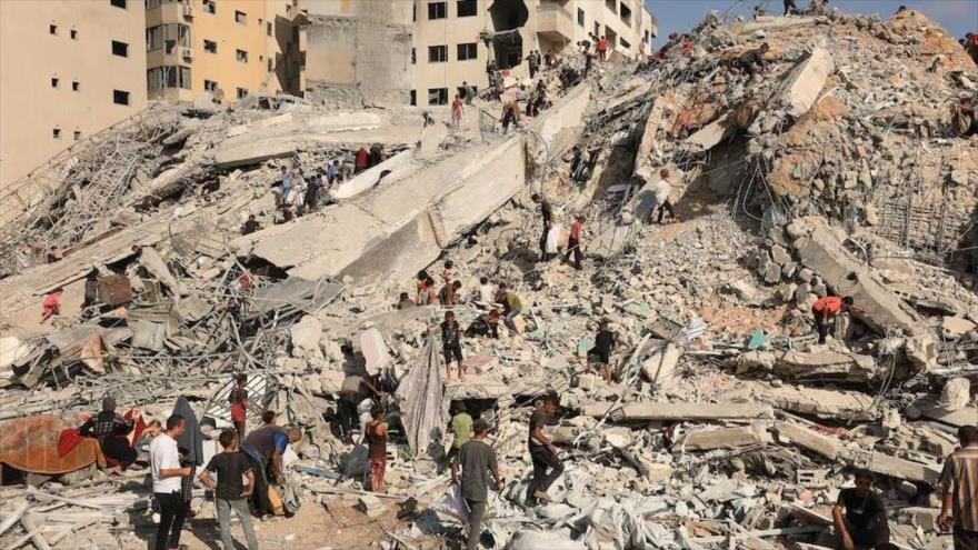 Palestinos inspeccionan el lugar de un ataque aéreo israelí que destruyó un edificio residencial en la ciudad de Gaza, 6 de septiembre de 2025. (Foto: Reuters)