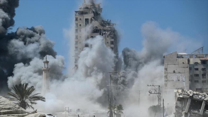 La columna de humo lanza tras el ataque israelí contra una torre residencial en Gaza, 6 de septiembre de 2025.
