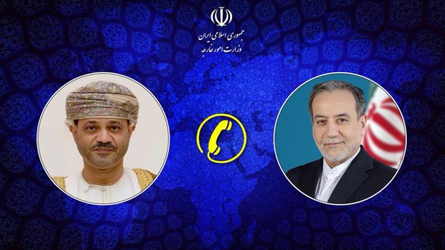 El ministro de Asuntos Exteriores de Irán, Seyed Abás Araqchi (drcha.) y su homólogo omaní, Badr bin Hamad al-Busaidi. (Foto: IRNA)