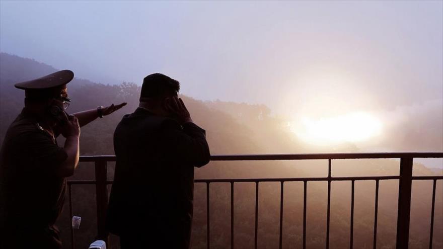El líder norcoreano, Kim Jong-un (dcha), observa la prueba de un motor de misil de fibra de carbono de combustible sólido y alto, 8 de septiembre de 2025.
