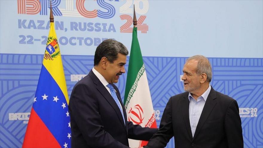 El presidente de Irán, Masud Pezeshkian (decha.) y su par venezolano, Nicolás Maduro, Kazán, Rusia, 10 de noviembre de 2024.