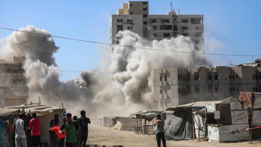 Columna de humo tras el bombardeo de torres residenciales en Ciudad de Gaza por el ejército de Israel.