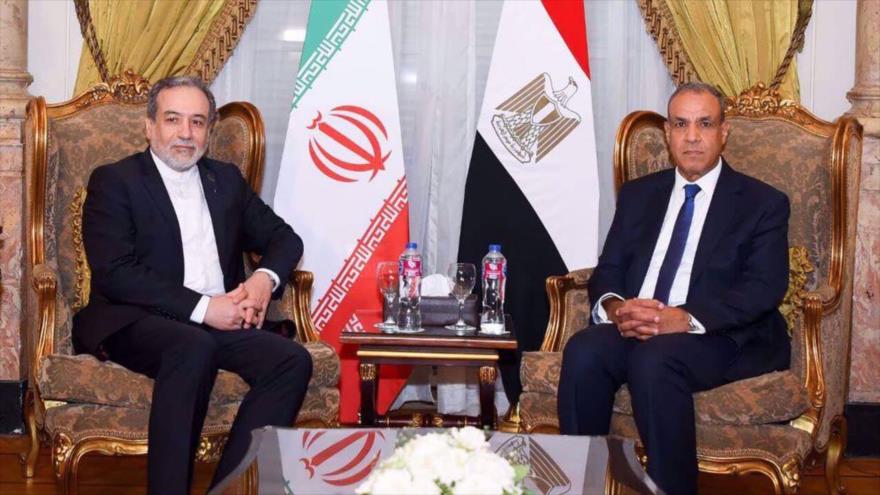 El ministro de Relaciones Exteriores de Irán, Abás Araqchi (izda.), se reúne con su homólogo egipcio, Badr Abdelatty, en la capital de Egipto, El Cairo, 9 de septiembre de 2025.