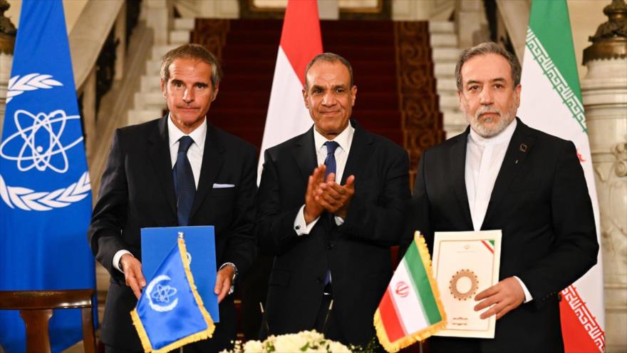 El canciller iraní, Abás Araqchi (dcha.), y el director general de la AIEA, Rafael Grossi (izda.), tras alcanzar un nuevo marco de cooperación, en El Cairo, 9 de septiembre de 2025.
