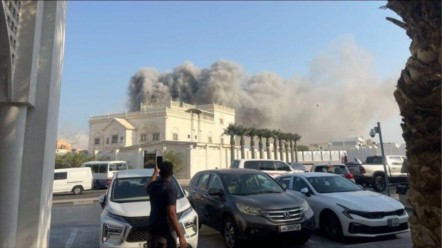 Una columna de humo lanza del lugar de residencia de los líderes de HAMAS en Doha, 9 de septiembre de 2025.