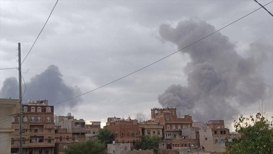 Columnas de humo se elevan al cielo tras los ataques israelíes contra la capital de Yemen, Saná, el 10 de septiembre de 2025.