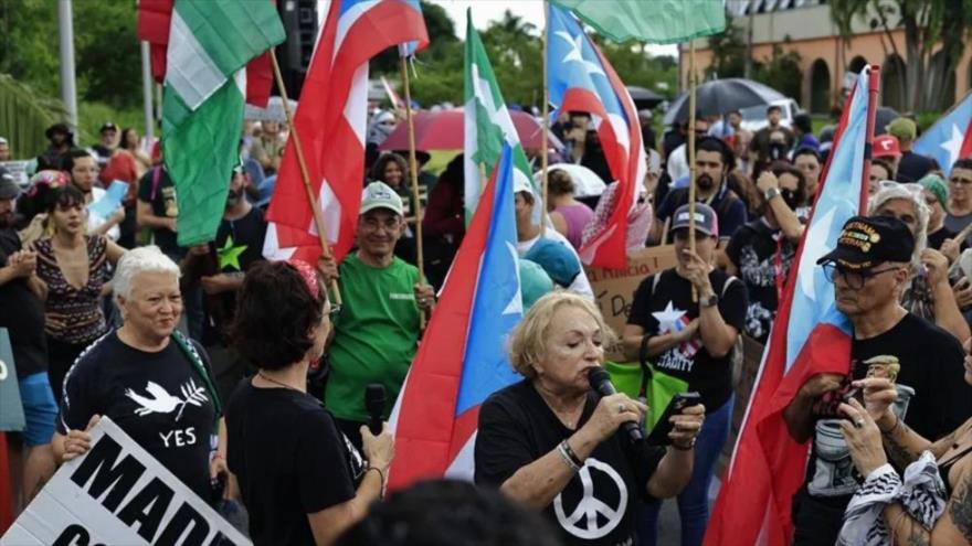 Sonia Santiago, del colectivo Madres Contra la Guerra, se manifiesta en rechazo a las maniobras del Ejército de Estados Unidos en Carolina, Puerto Rico. 
