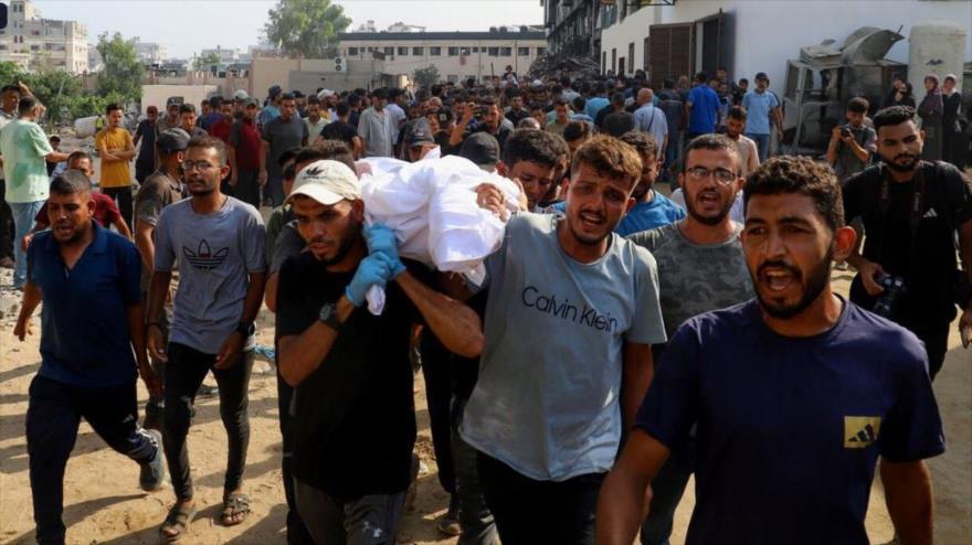 Los dolientes llevan un cuerpo durante el funeral de los palestinos muertos en el fuego israelí, en la ciudad de Gaza, 14 de agosto de 2025. (Foto: Reuters)