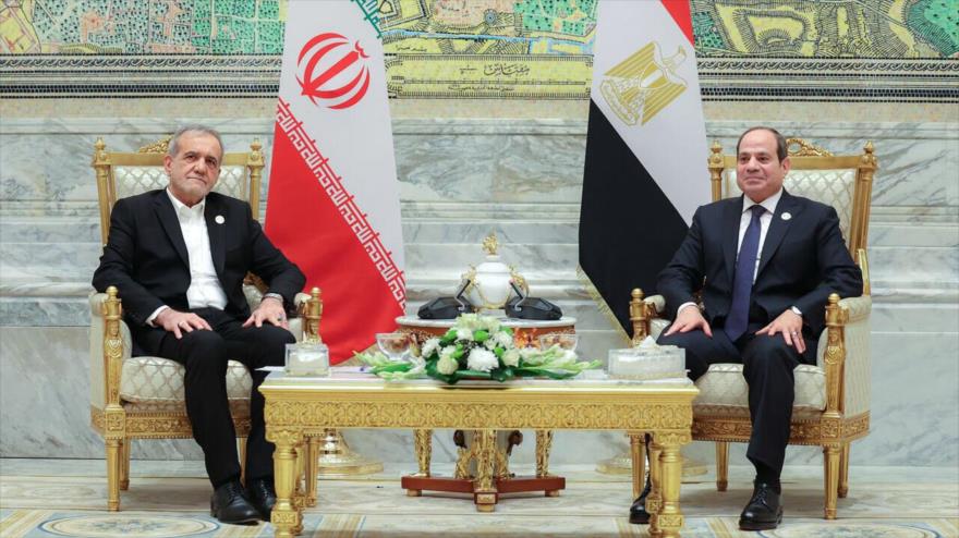 El presidente iraní, Masud Pezeshkian (izd.), y su par egipcio, Abdel Fatah Al-Sisi, al margen de la cumbre de líderes de los BRICS en Kazán, Rusia, 24 de octubre de 2024.