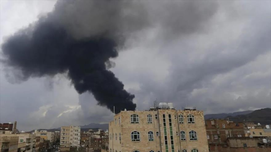 Humo tras ataque aéreo israelí en Saná, capital de Yemen. Foto (AFP)