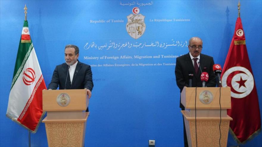 El canciller iraní, Seyed Abás Araqchi (izda.) en una conferencia de prensa conjunta con su par tunecino Mohamed Ali Nafti, 10 de septiembre de 2025.