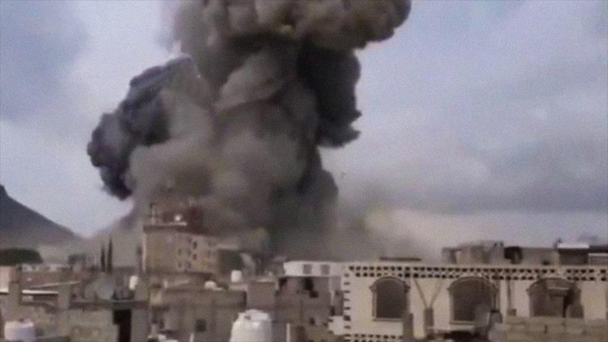 Una columna de denso humo se eleva tras un ataque israelí en Saná, la capital yemení, 9 de septiembre de 2025.