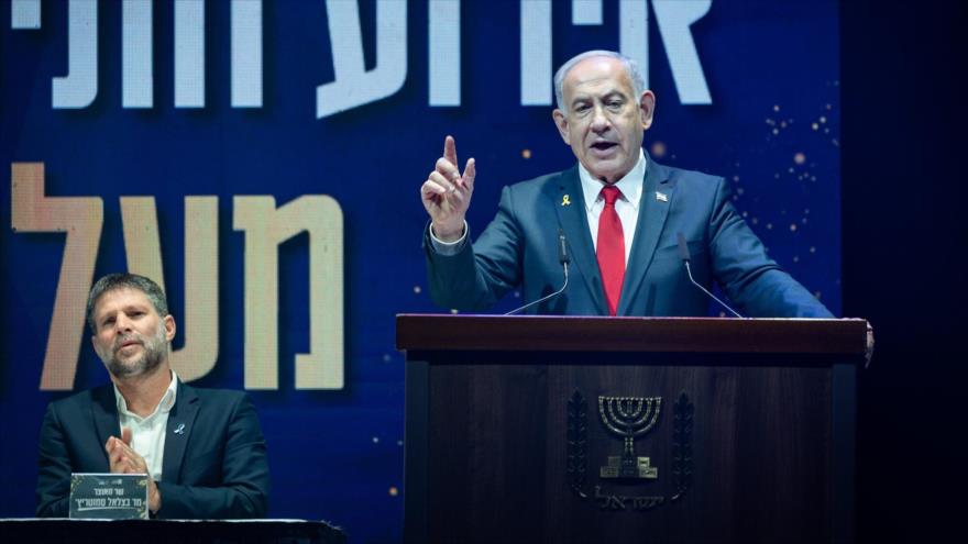 Netanyahu (dcha.) y su ministro de finanzas, Bezalel Smotrich, tras firmar plan expansionista para dividir Cisjordania, 11 de septiembre de 2025.