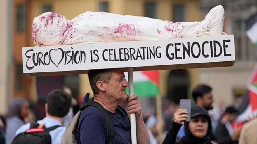 Manifestante pro-palestino protesta contra la participación del concursante israelí Eden Golan antes de la final del Festival de la Canción de Eurovisión en Malmö, Suecia. 2024