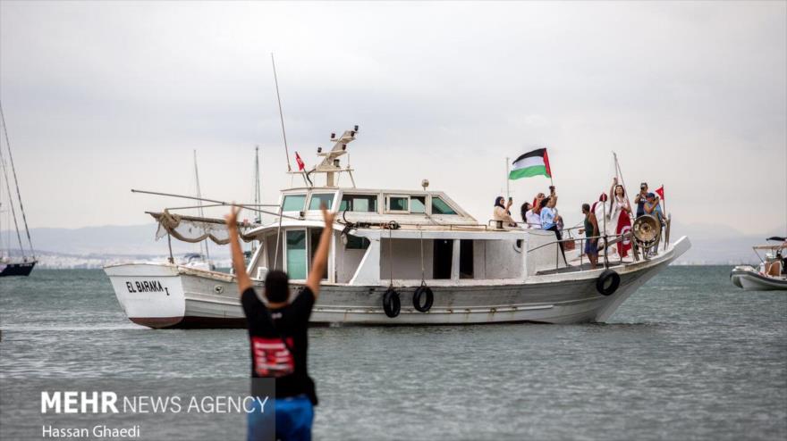 Tunecinos se congregaron a lo largo de la carretera costera hacia Sidi Bou Said para despedir a la Flotilla Global Sumud.