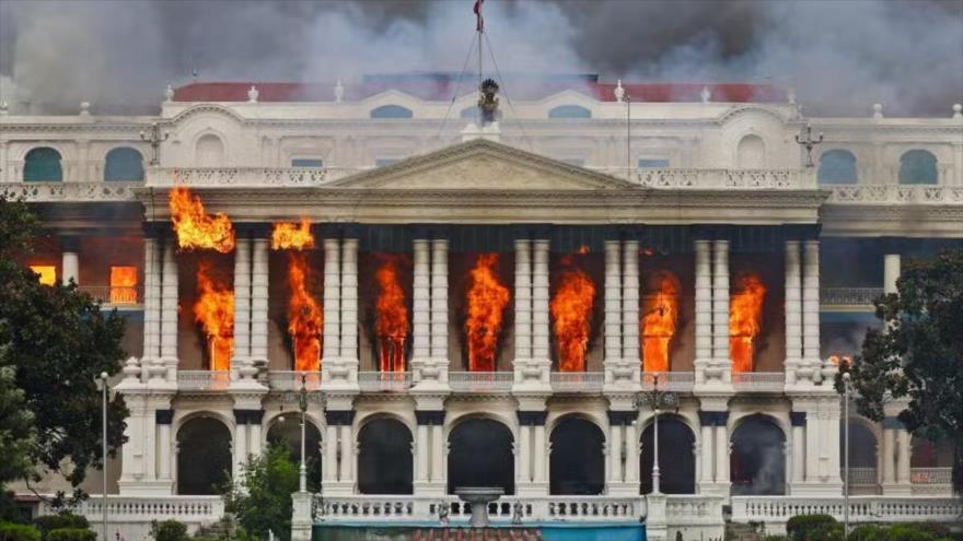 Se produce un incendio en Singha Durbar, el principal edificio administrativo del gobierno nepalí, en Katmandú, 9 de septiembre de 2025.