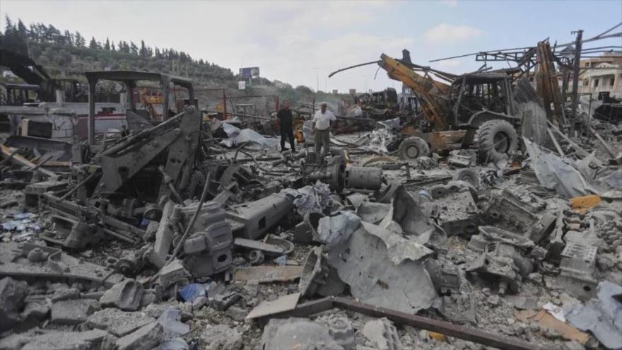 Libaneses inspeccionan el lugar donde ataques israelíes, impactaron con excavadoras en la aldea de Ansariyeh, en el sur del Líbano, 4 de septiembre de 2025. (Foto: AP)