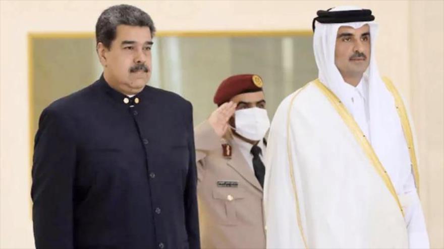 El presidente de Venezuela, Nicolás Maduro (izqda.), y el emir de Catar, Tamim bin Hamad Al Thani. 