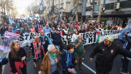 Docentes universitarios y médicos marcharon contra vetos de Milei