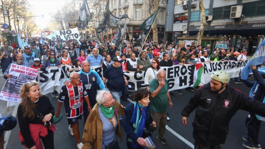 Miles de argentinos salen a las calles de Buenos Aires contra ajuste del presidente argentino, Javier Milei, en salud y educación, 12 de septiembre de 2025. (Foto: redes sociales)
