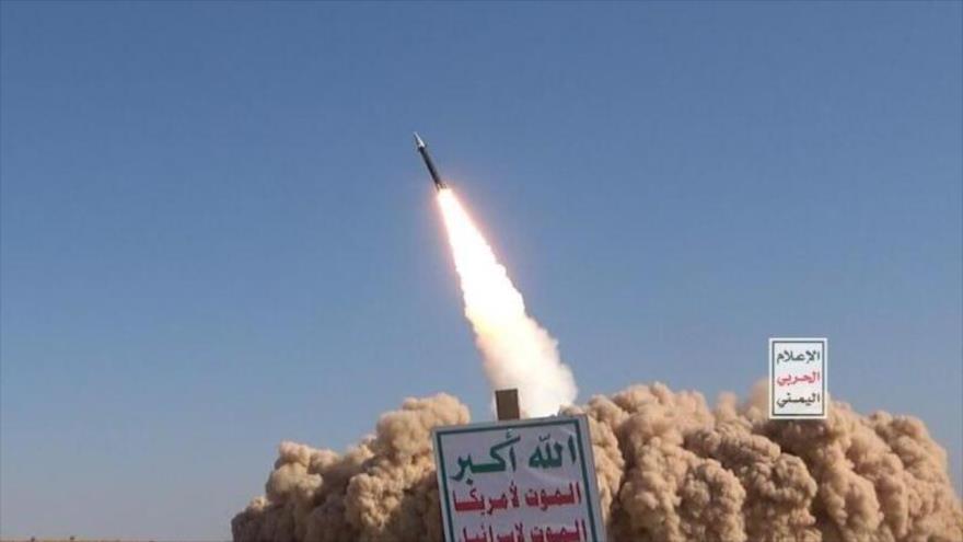 El momento de lanzamiento de un misil hipersónico yemení Palestina 2 contra objetivos israelíes.